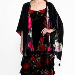 NWT Johnny was jade KYRIA VELVET CAPE one size rose print black